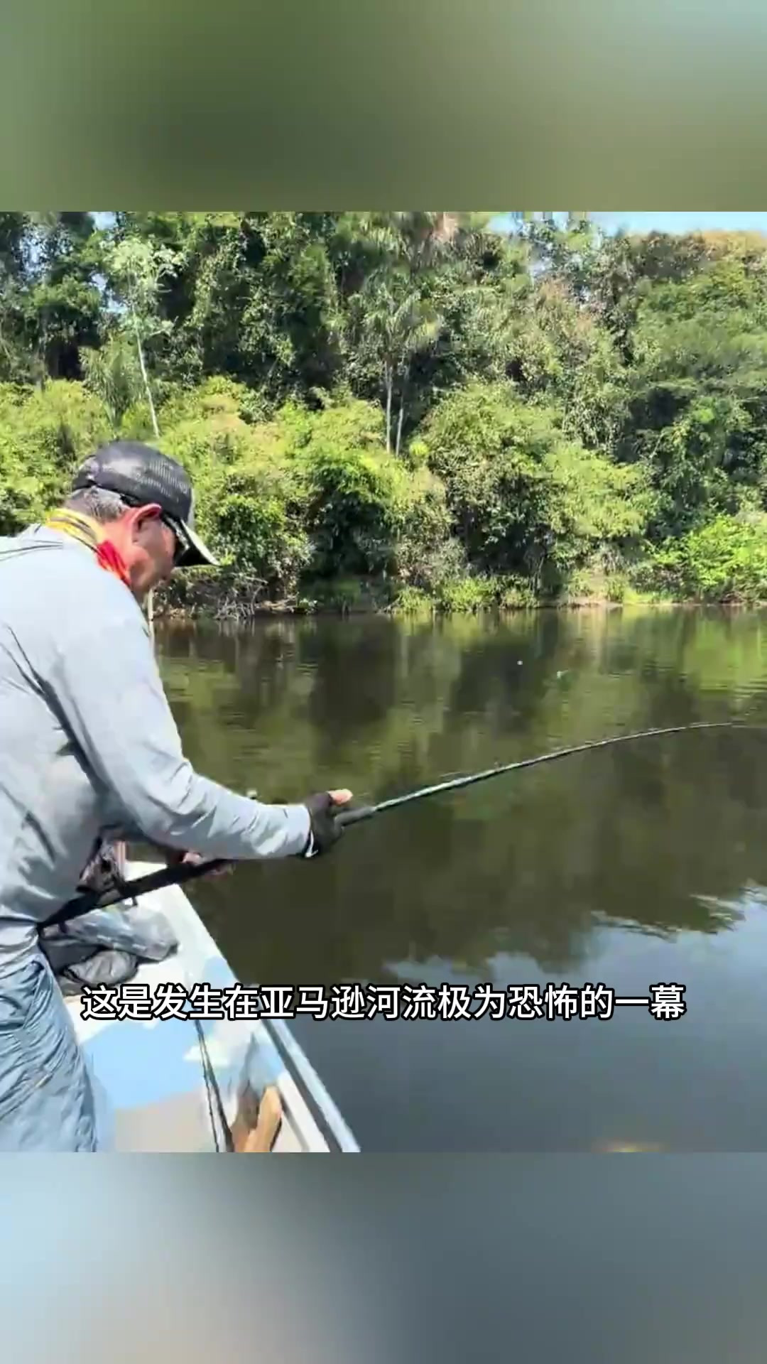男人在亚马逊河里钓巨型红尾鲶。