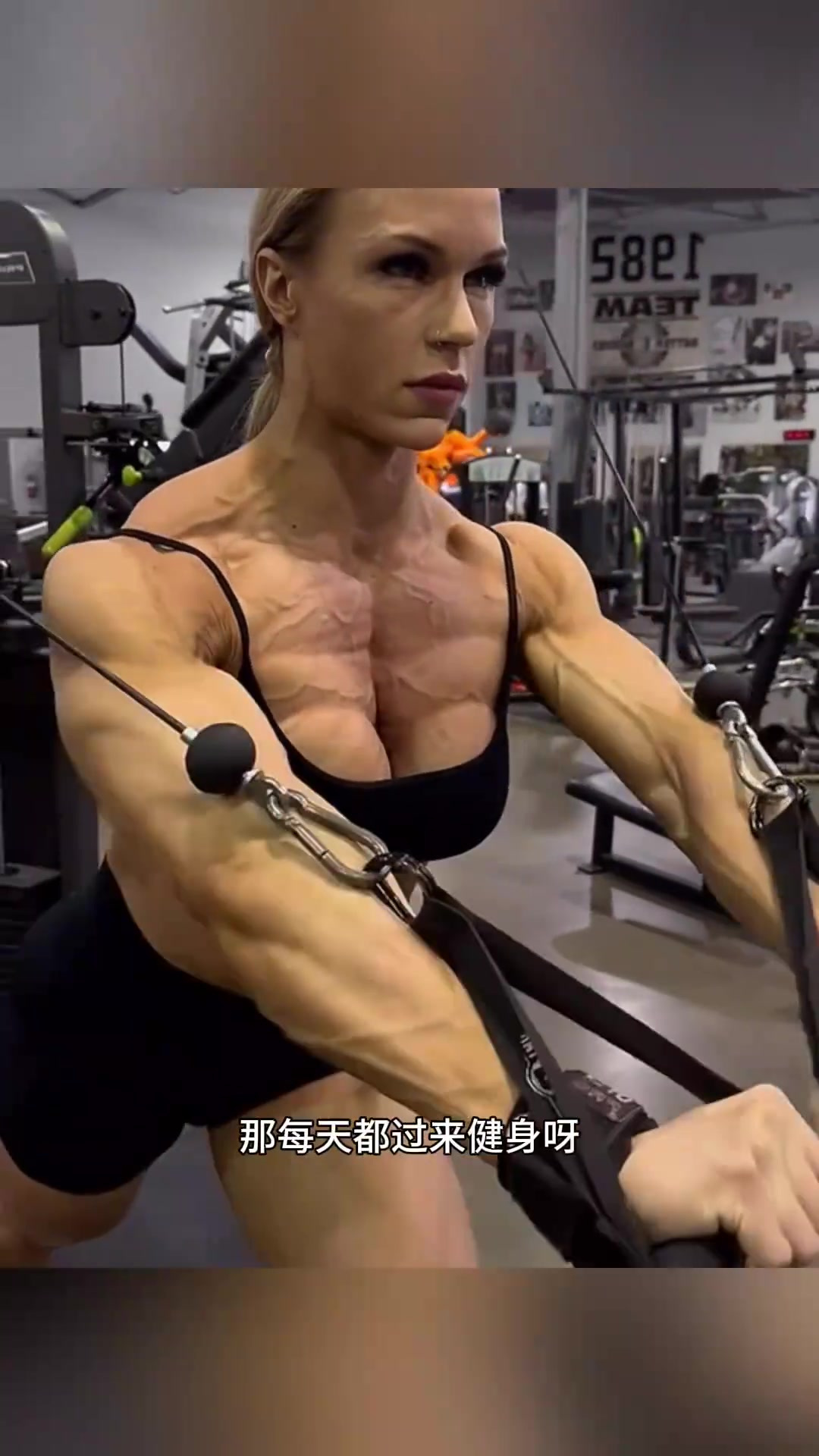 健身女神:为了完美身材每天坚持锻炼的小胸肌肉魅力无比