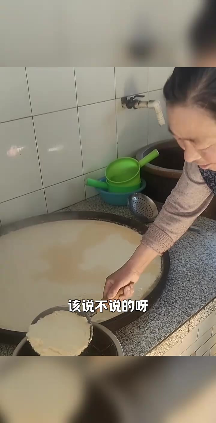 过年时分,豆腐脑的做法与调味习惯大不同,究竟爱甜还是咸?