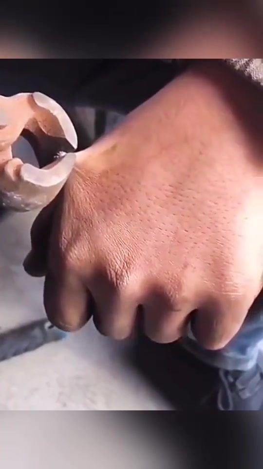 大哥勇敢割肉治刺猴:工地故事令人敬佩与心疼