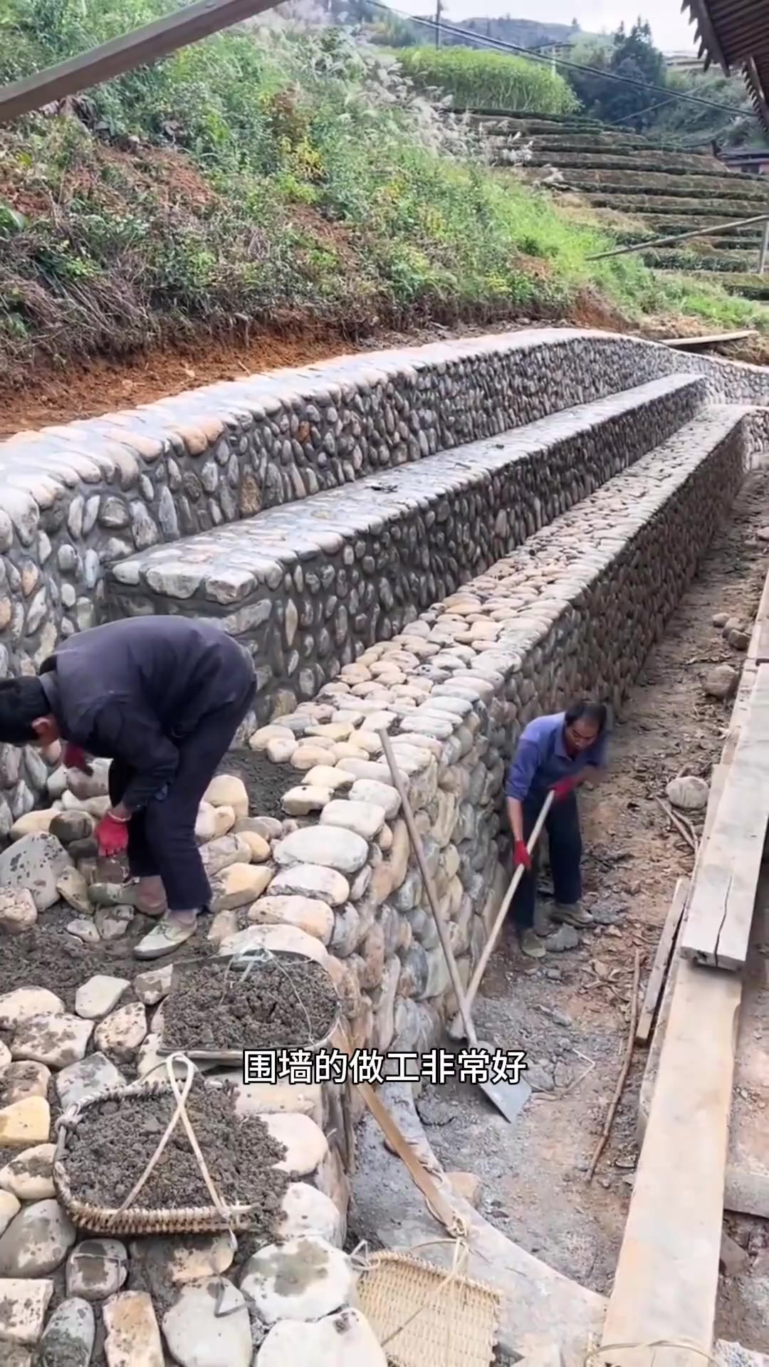 工匠之墙:山区工人用鹅卵石砌围墙,细致美观牢固