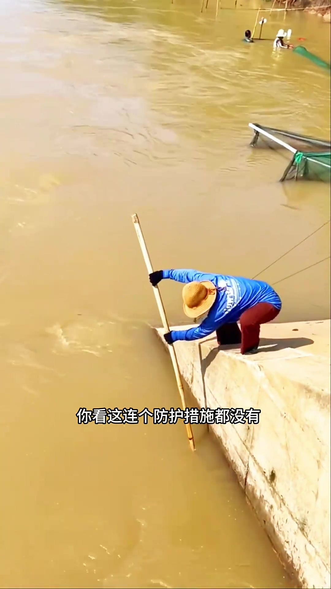 大姐无防护捞鱼惊险瞬间,鱼虽小却让人心疼不已