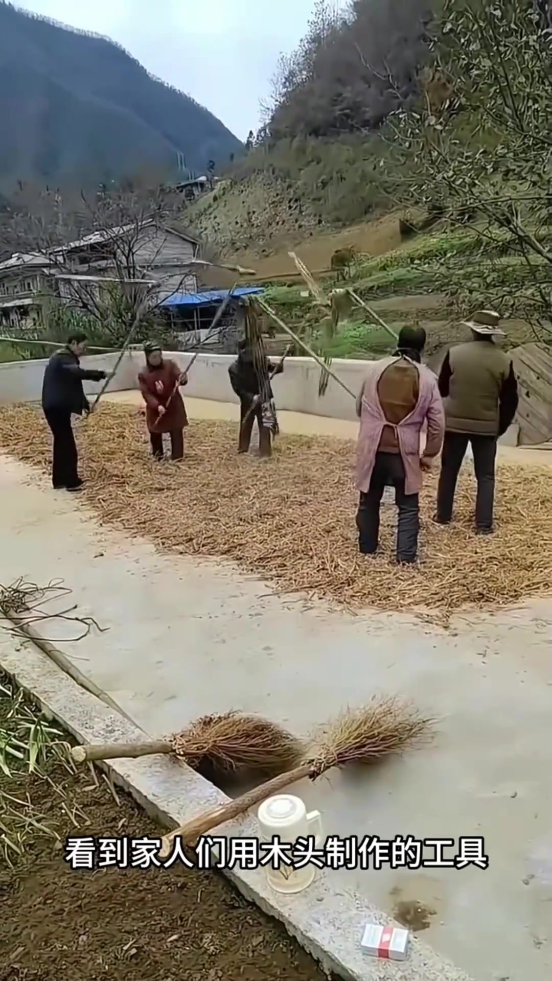 儿时记忆:家人制作农具的场景