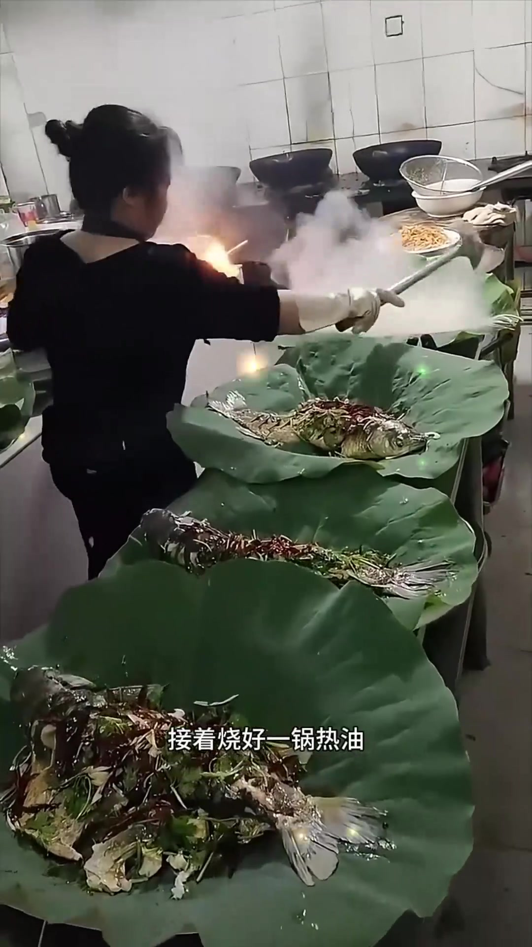 大姐制作荷叶包鱼