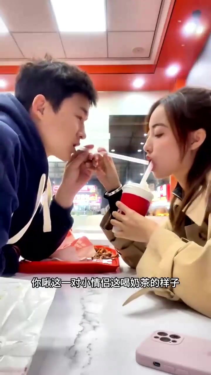 奶茶店里的情侣趣事:喝奶茶的甜蜜与小意外的想象