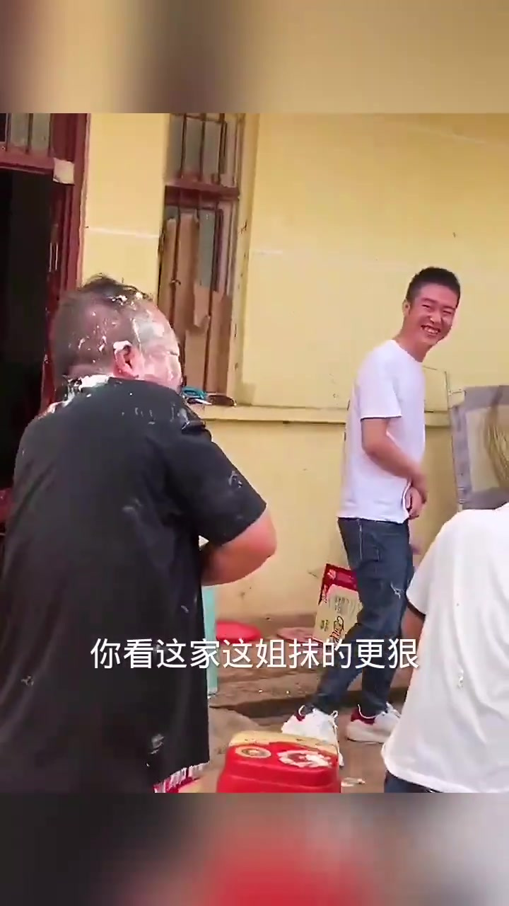 “生日蛋糕大战:过生日抹脸习俗引发兄弟姐妹间的欢乐闹剧!”