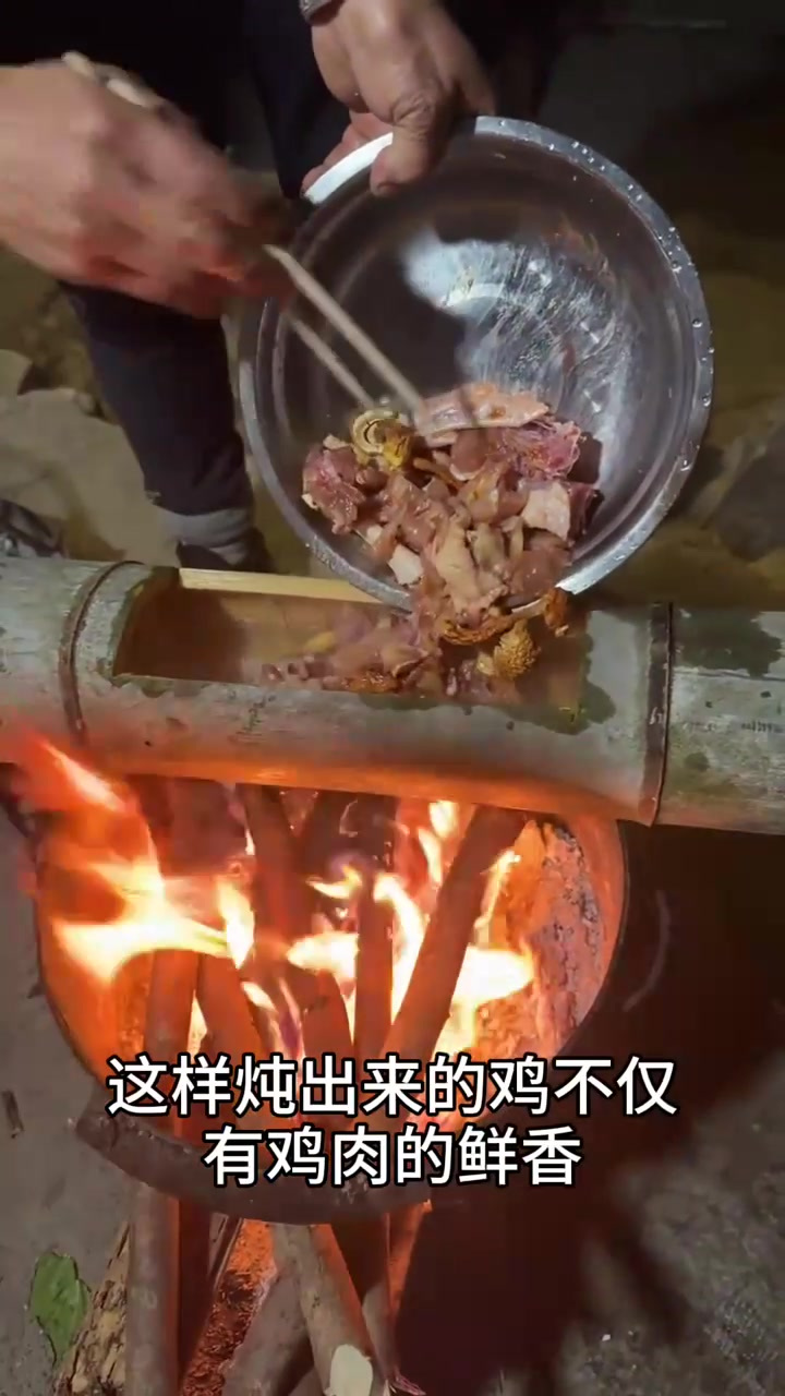 竹筒鸡富含蛋白质、维生素和多种微量元素,具有较高的营养价值