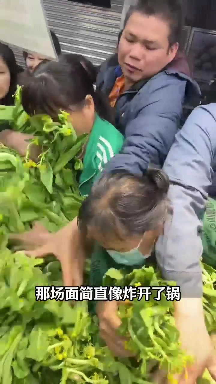 超市打折,大爷大妈超市抢菜!