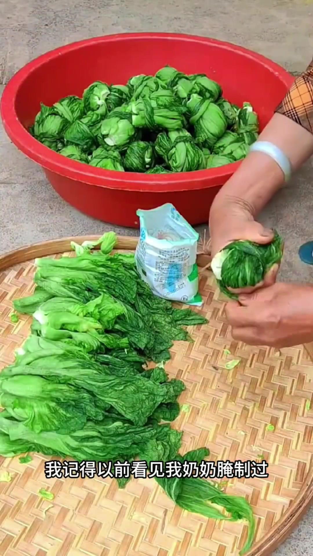 回忆奶奶的腌菜手艺:传统芥菜腌制方法的魅力与美味