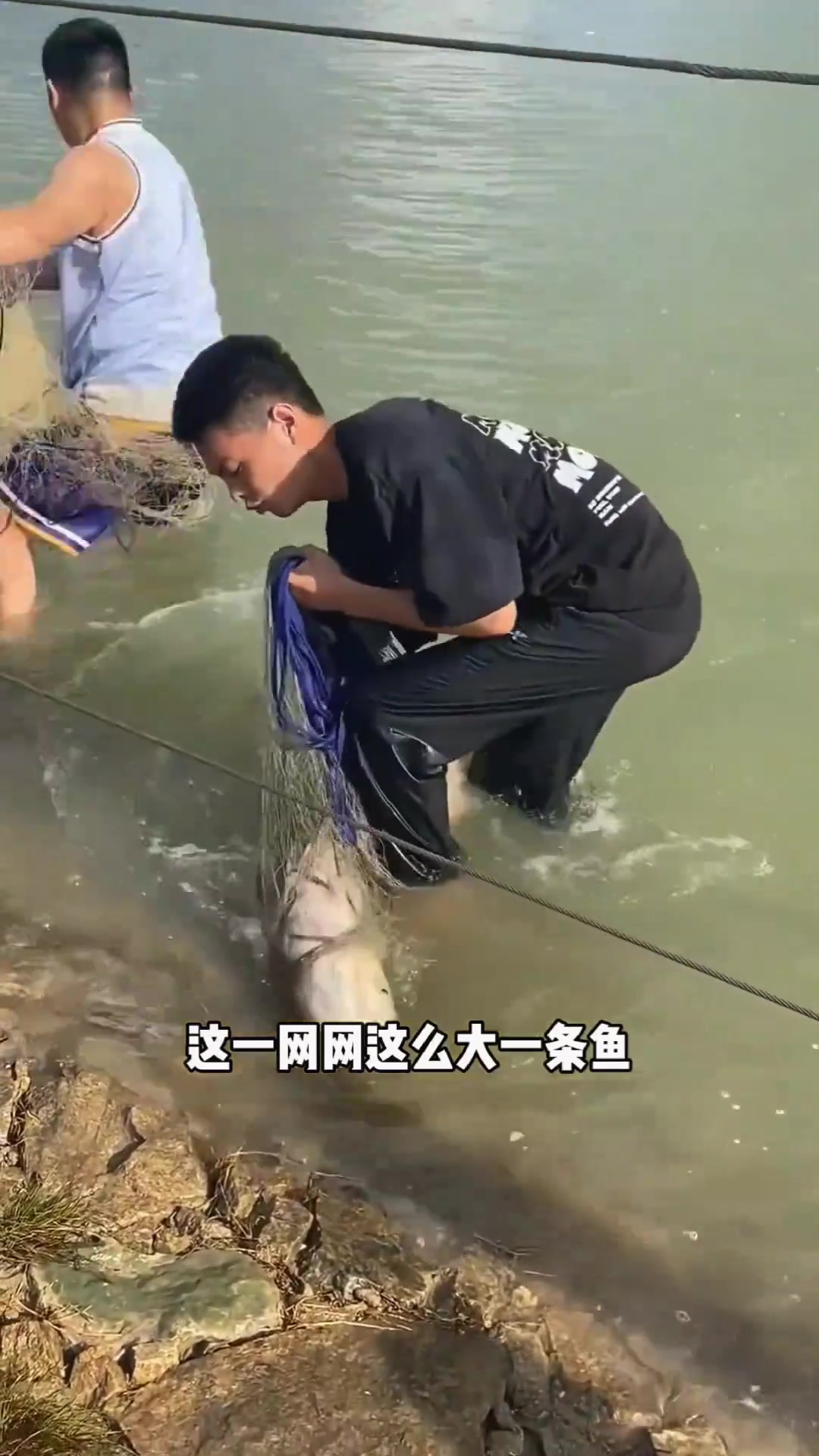 抓住巨鱼,兄弟们快来看这位发家致富的渔夫!