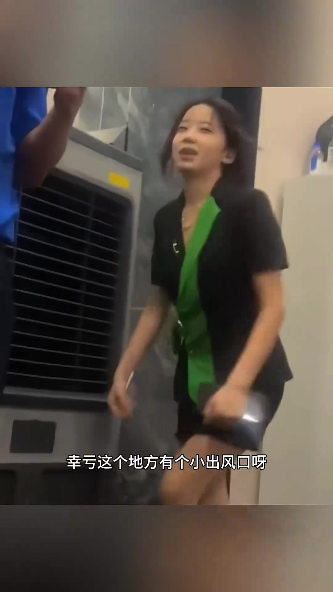 美女这样真容易走光