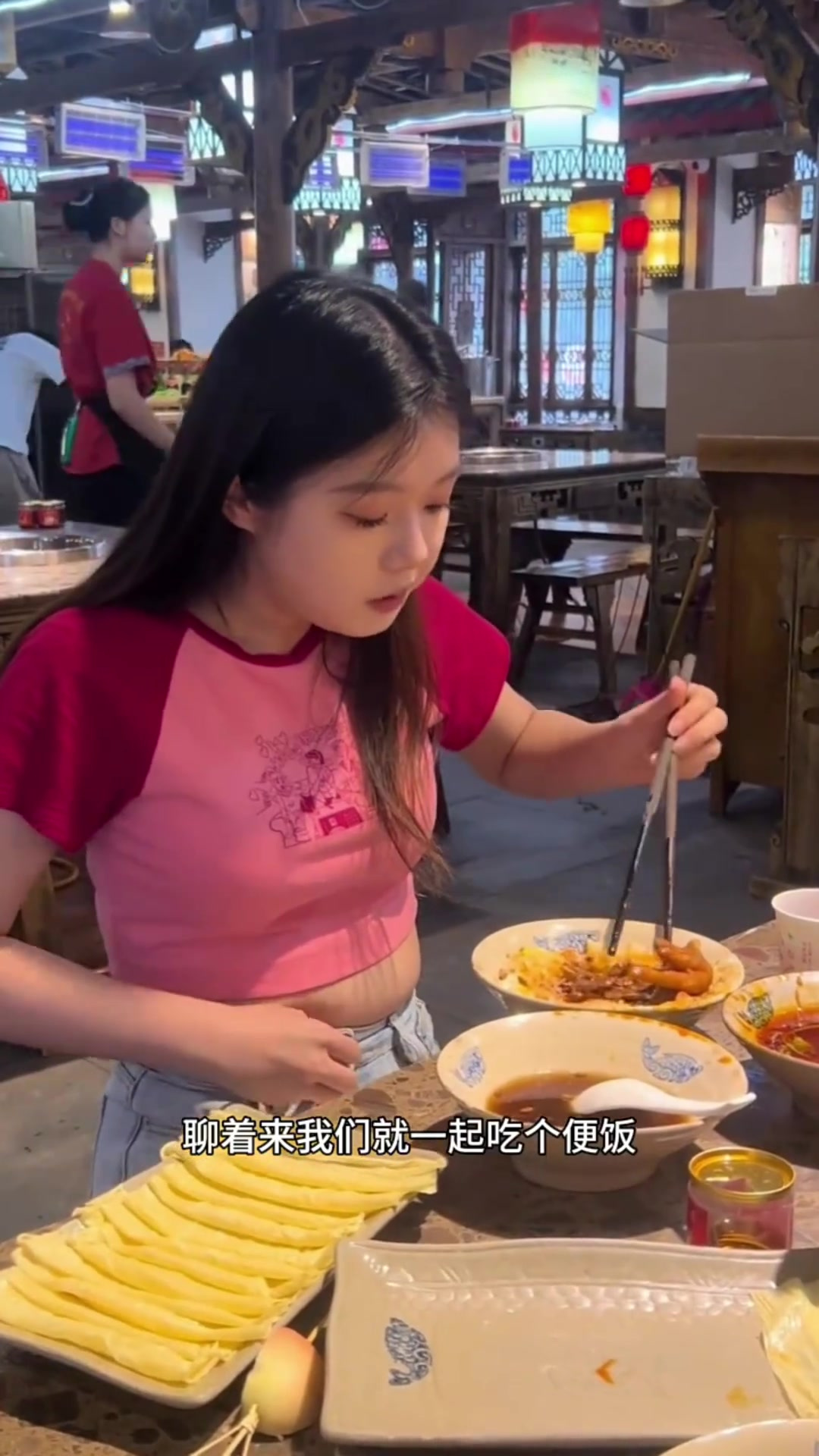 美女的小肚子真是太可爱了