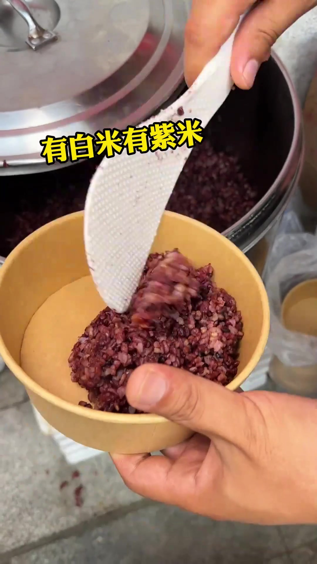 河南小学门口偶遇剁椒鸡腿饭,10块这么满满一碗荤素搭配