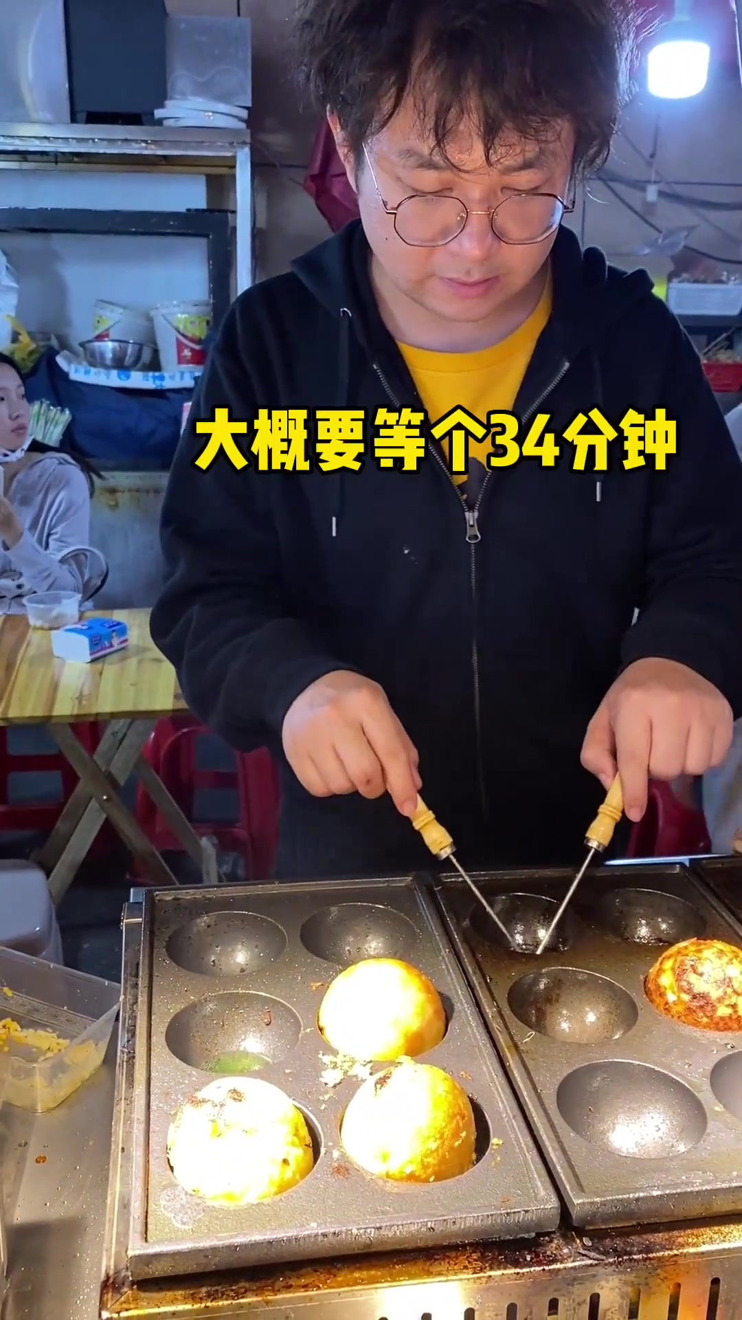 一碗只装一个的巨型章鱼烧,老板还挺舍得给料,一口下去很满足