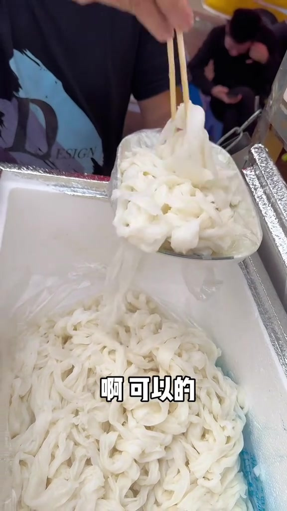 广东街头泡沫箱肠粉,2块一份!量大又好吃