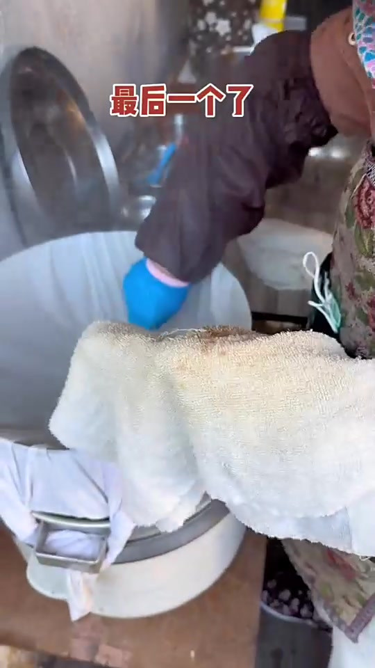 温州巷子里开了30年的饭团小摊,7块一个加了油条好好吃!