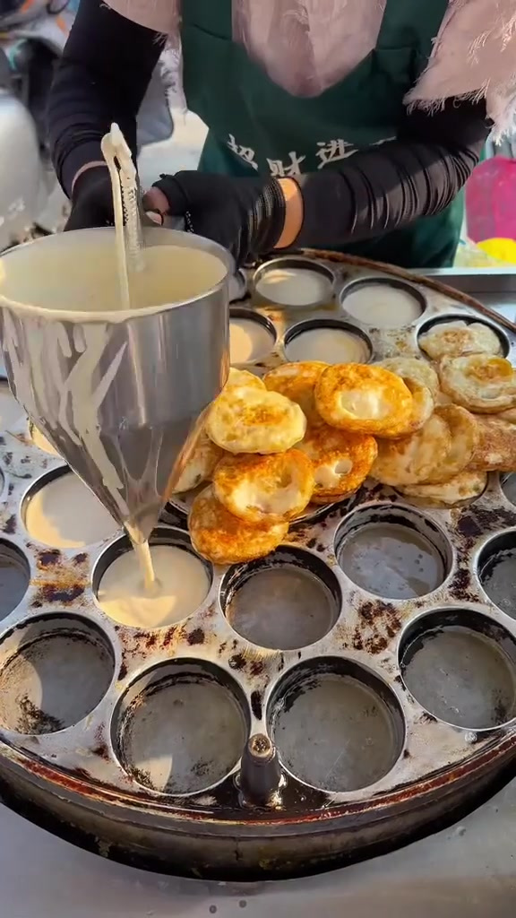 路边摊超多肉的鸡蛋汉堡,只要5块一个!刚出摊就围满了人!