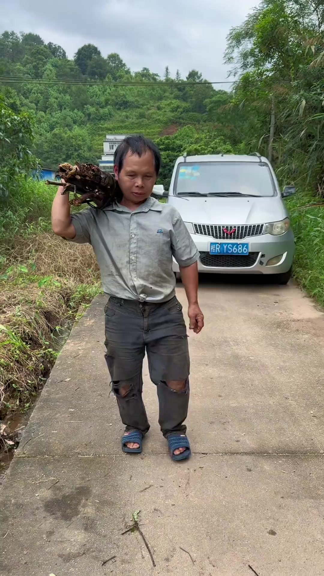 今天和大家分享一道农村美食。香焖塘角鱼