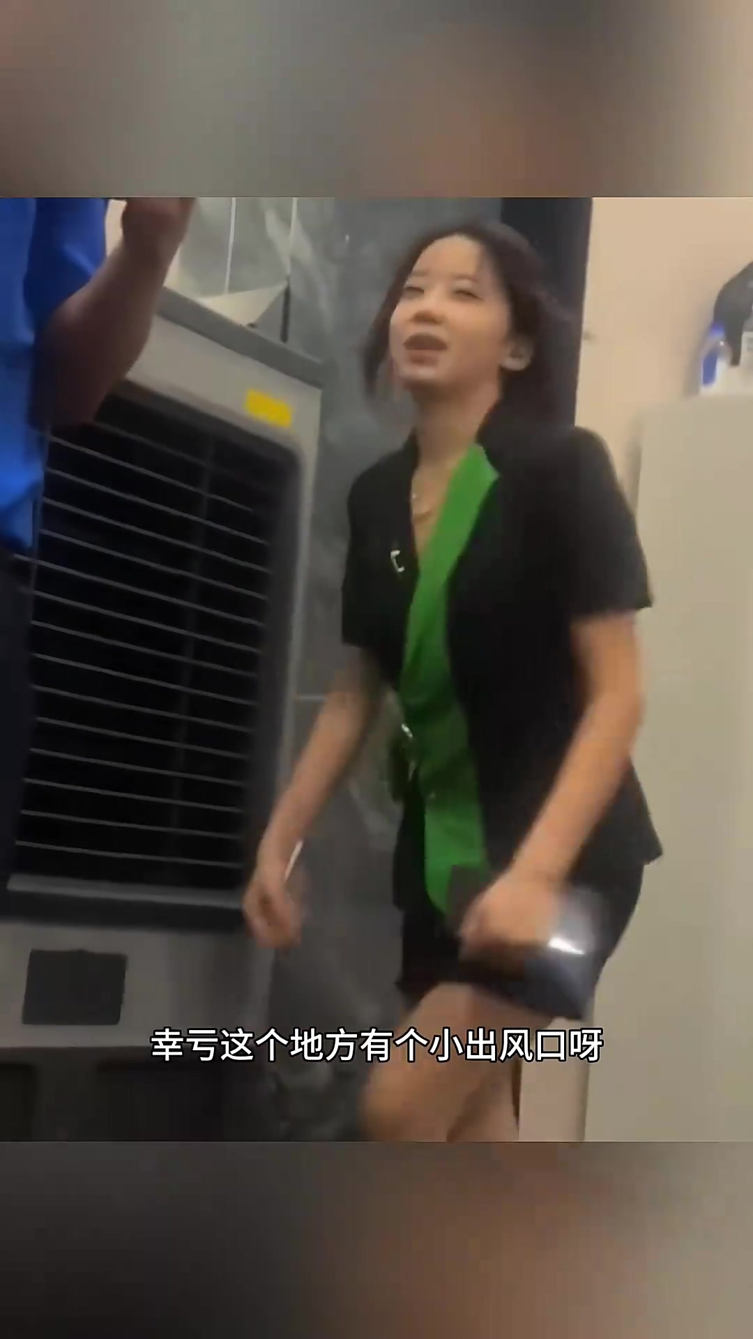 美女这样真容易走光