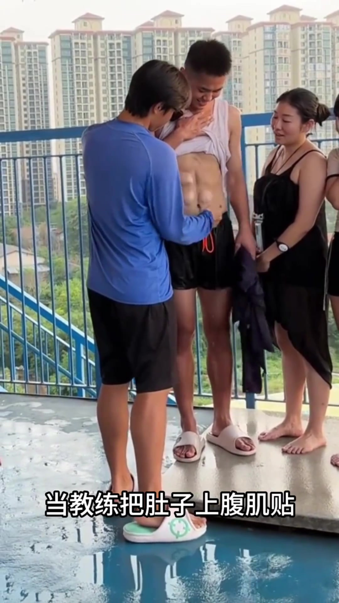 腹肌真相:高挑男士的“八块腹肌”竟是教练的巧妙伎俩