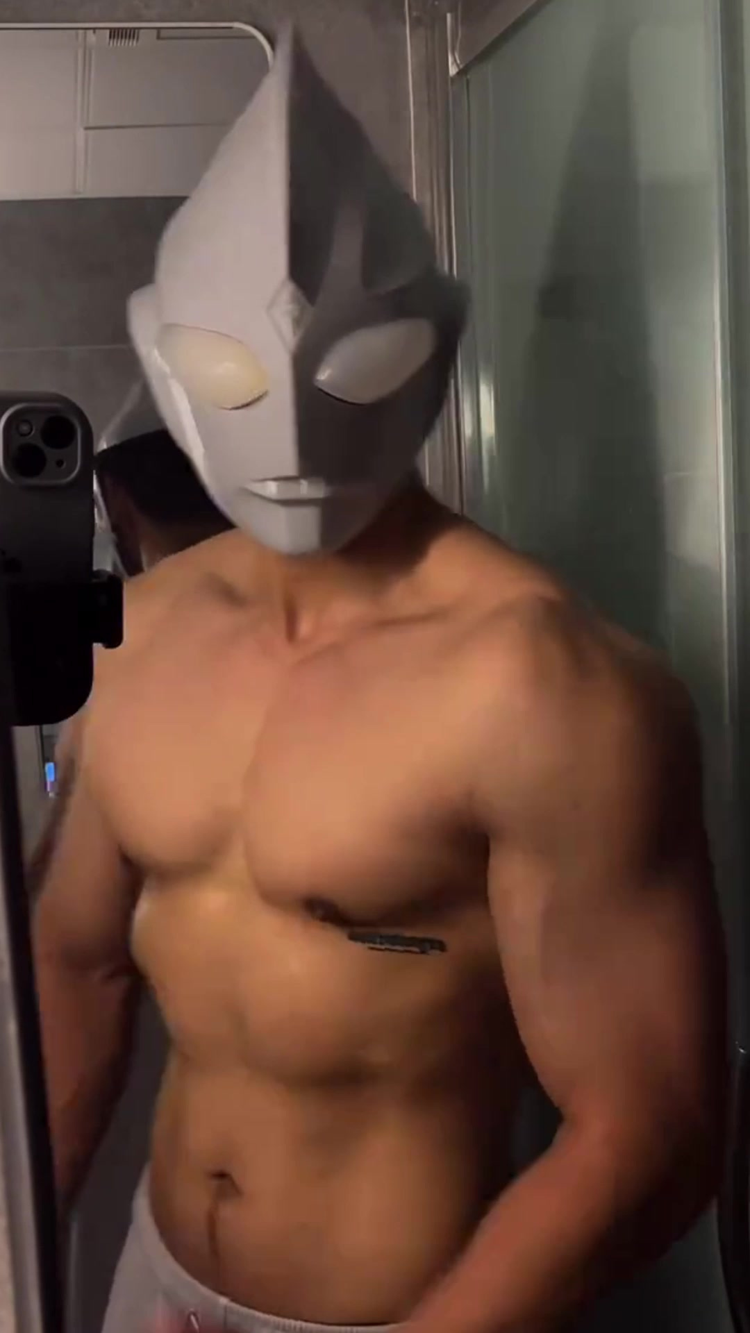 打耳钉哥哥秀肌肉,寸头型男魅力足,这样的老公安全感满满有木有