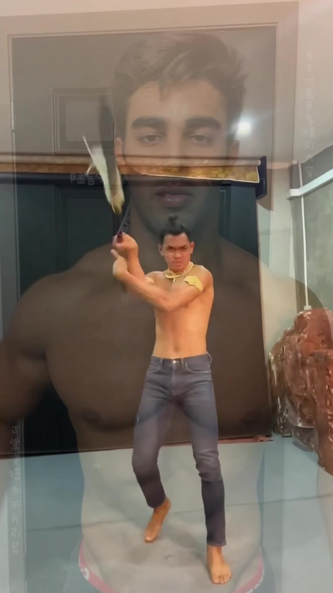 肌肉男健身房实力大比拼,胸肌健硕人鱼线漂亮,你更喜欢哪一位?