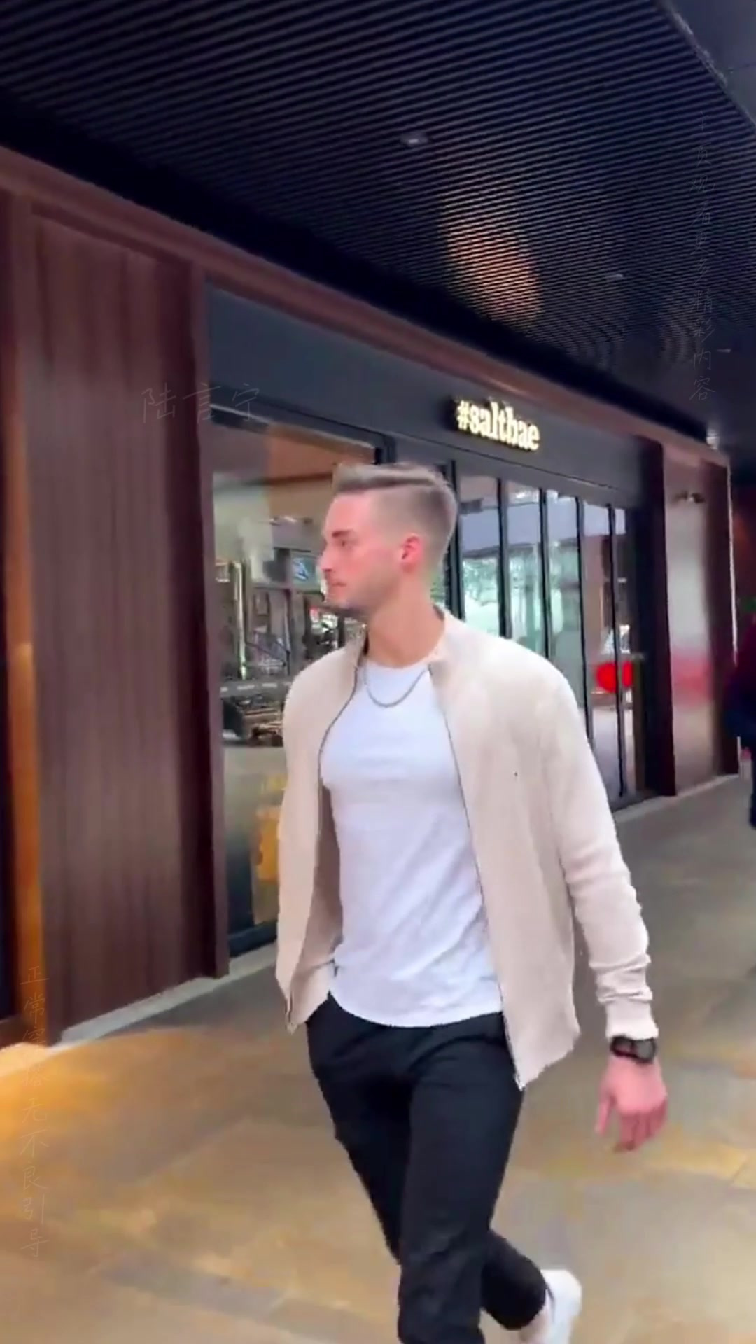 肌肉猛男飞鸟训练,流汗的肌肉太漂亮了