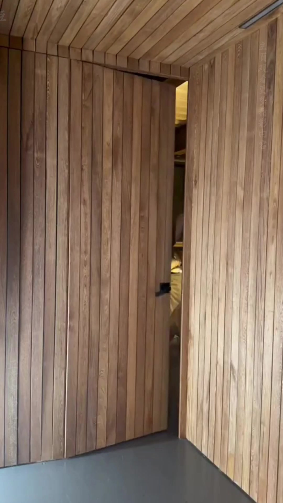 白背心男生镜前秀肌肉,倒三角身材配英俊五官,像你的小男朋友吗