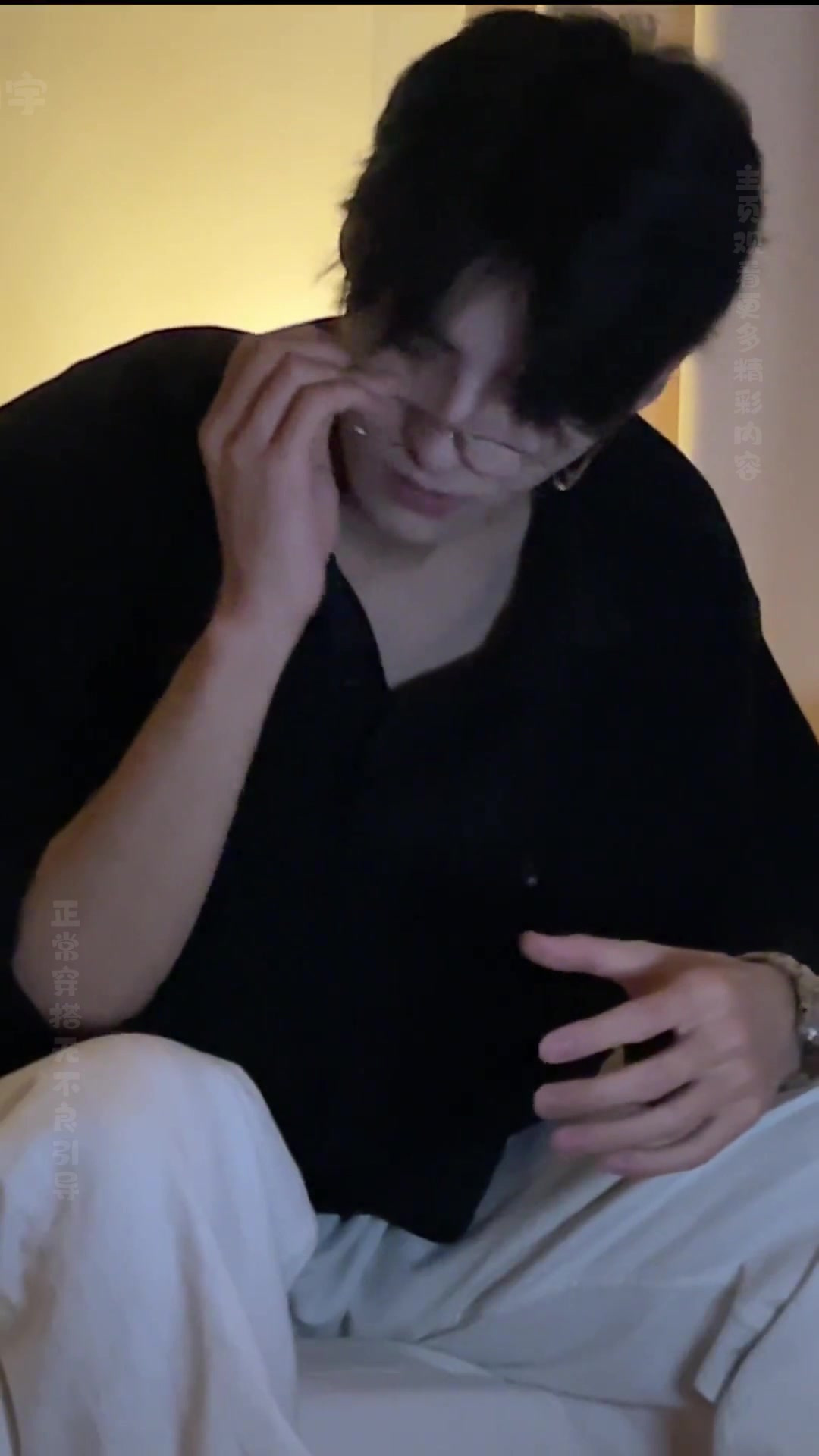 穿黑背心迷彩裤的肌肉小奶狗玩自拍,这身材和表情,可爱又显诱惑