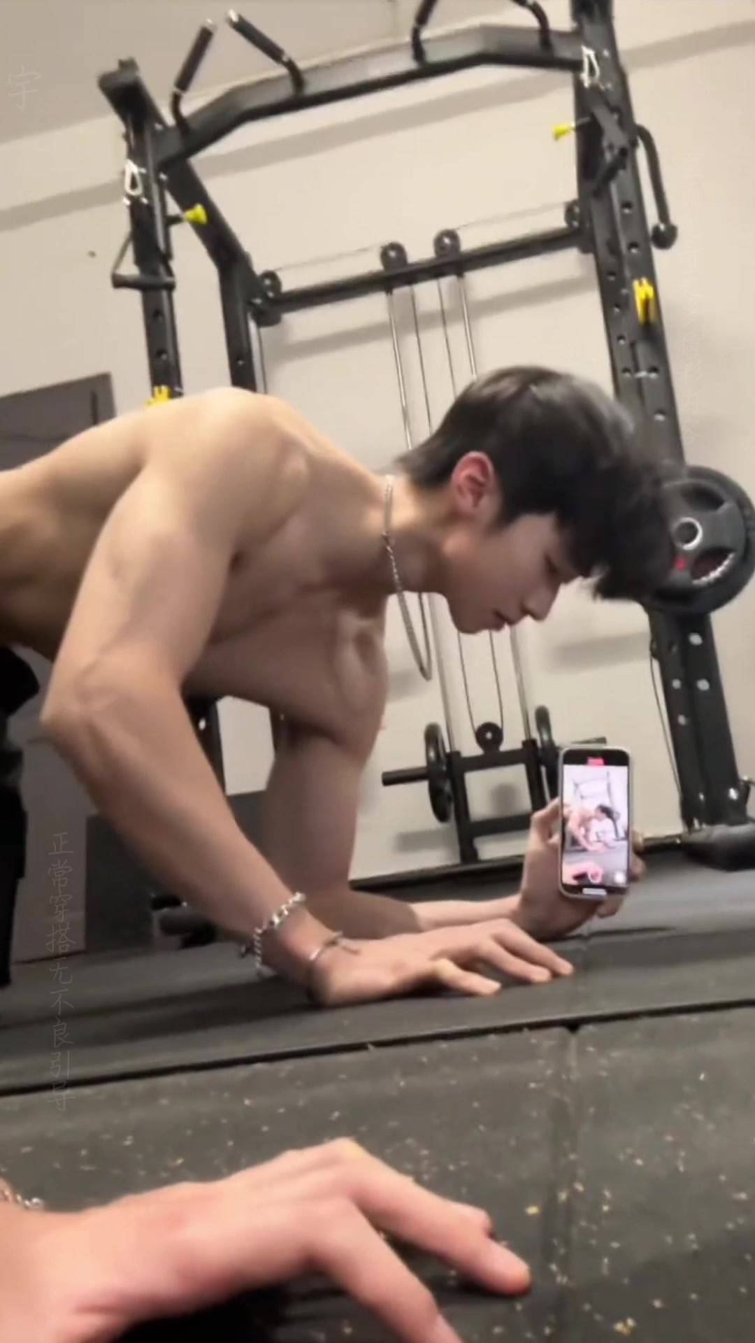 穿黑背心迷彩裤的肌肉小奶狗玩自拍,这身材和表情,可爱又显诱惑