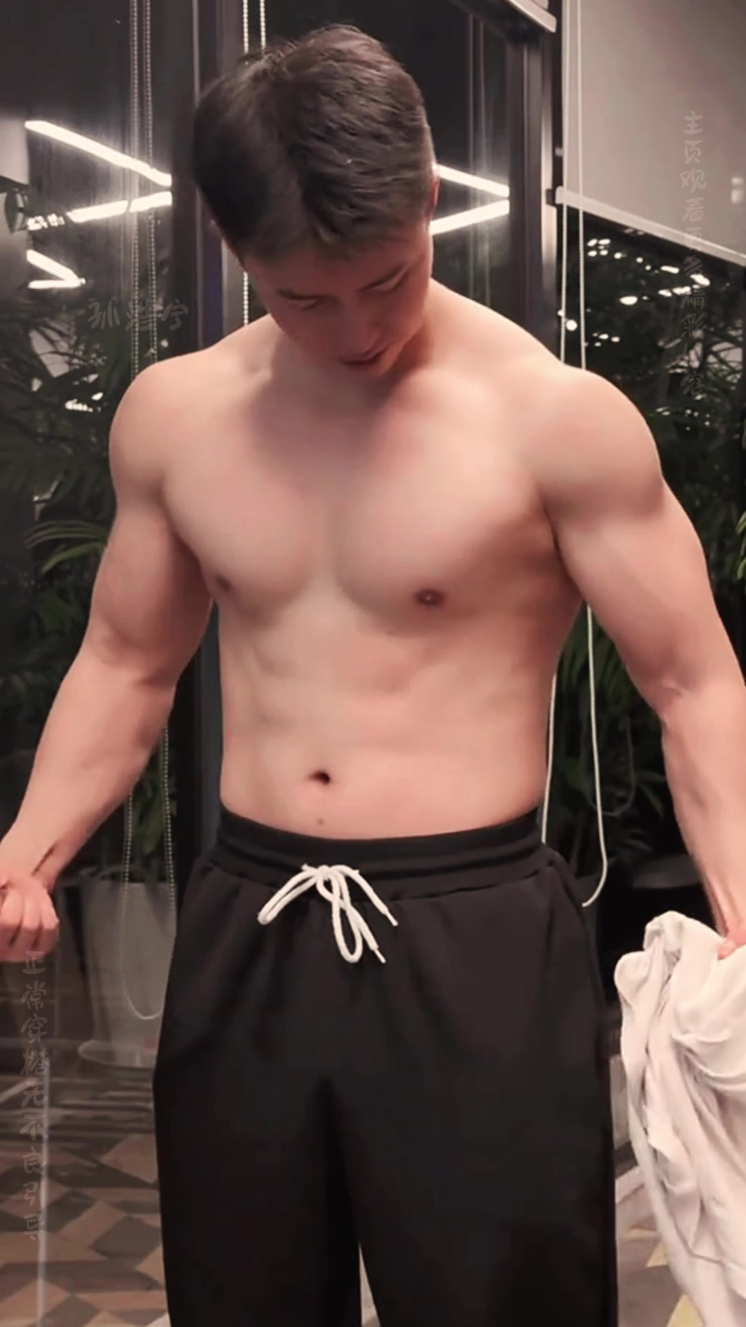 可拽可顺的腹肌小鲜肉