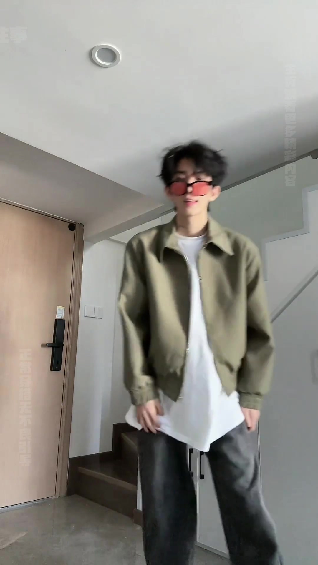 肌肉男变身汽车修理工,光膀修车魅力难挡,你会为他多付修车费吗