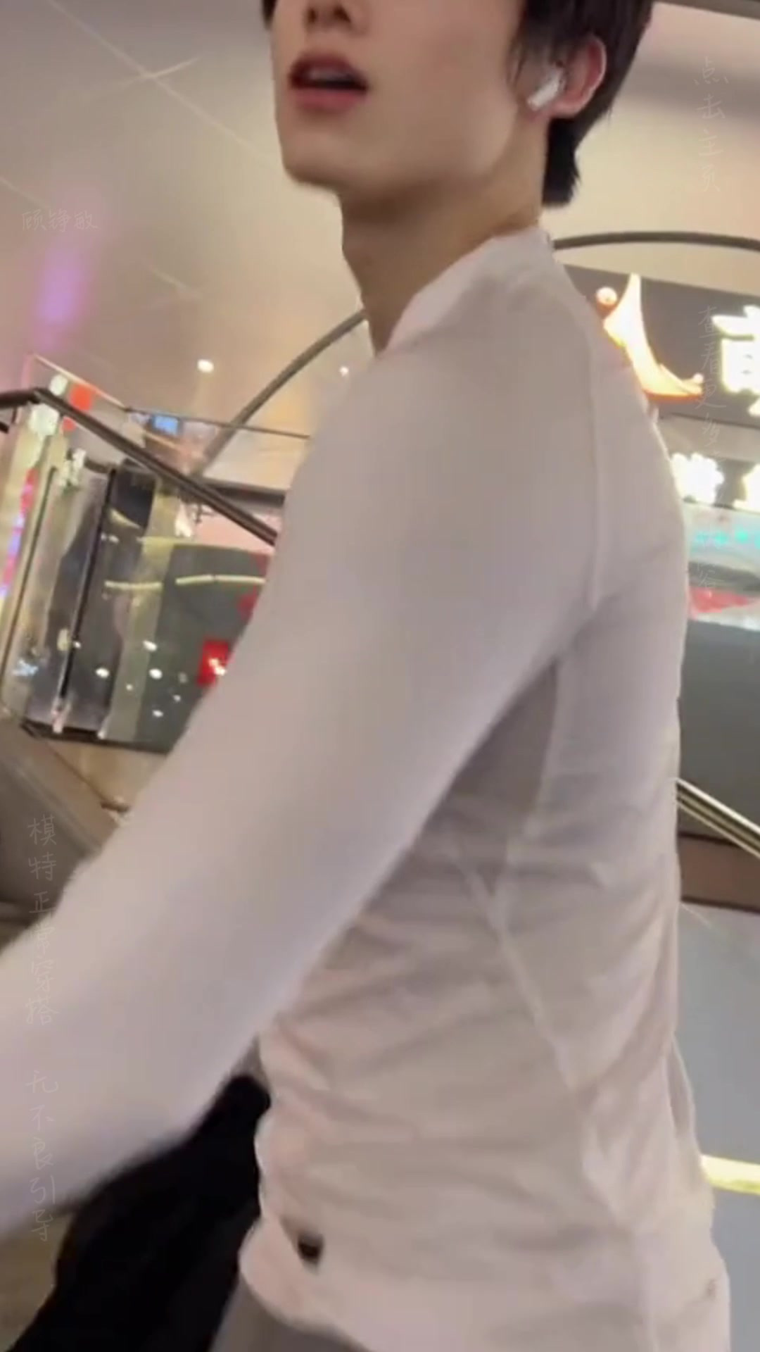 帅气肌肉男生穿迷彩裤半裸上身,八块腹肌太性感,硬汉也能这么帅