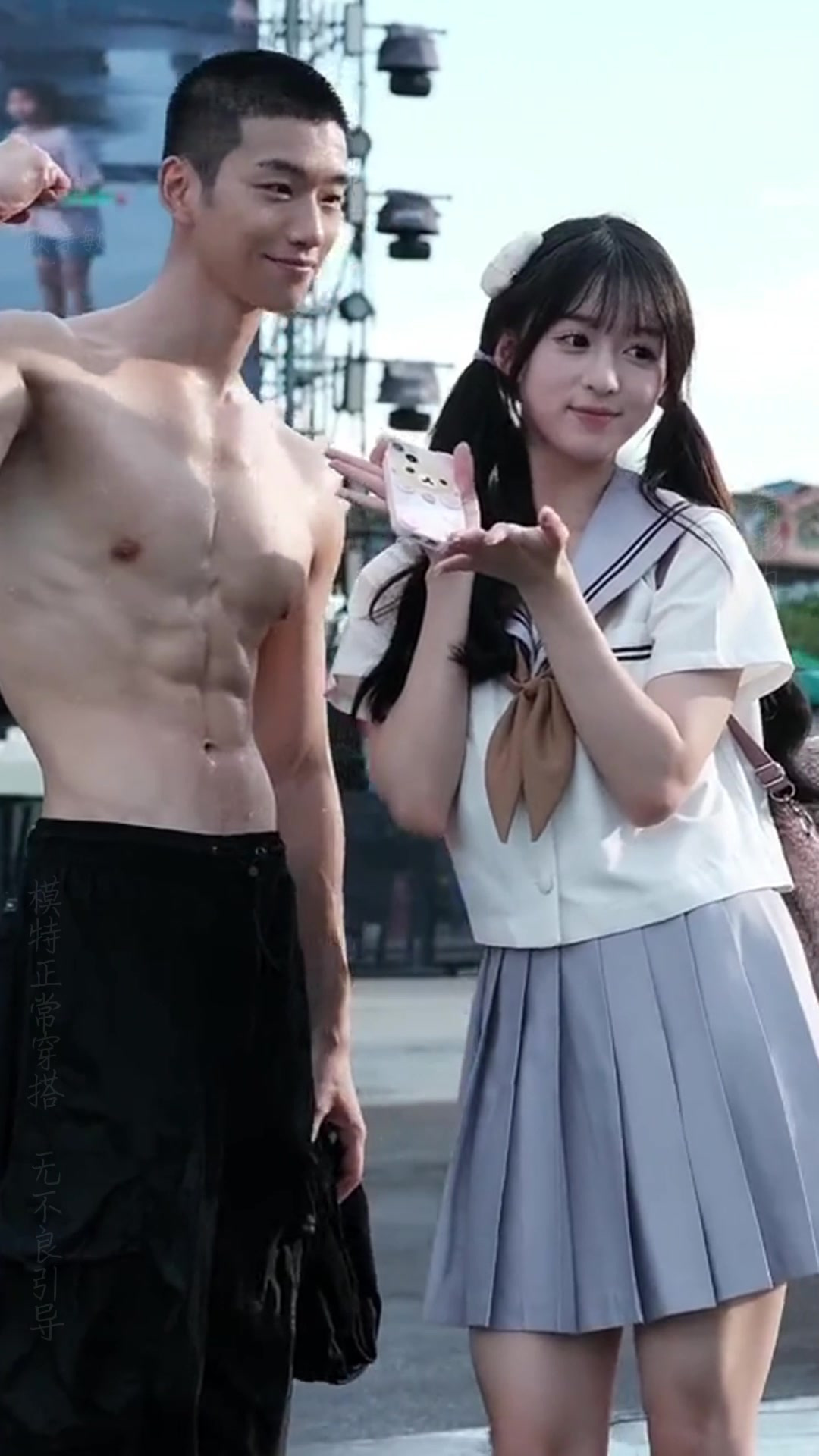 身高的帅气肌肉男烧烤店打工体验生活吗?最后大妈眼神亮了