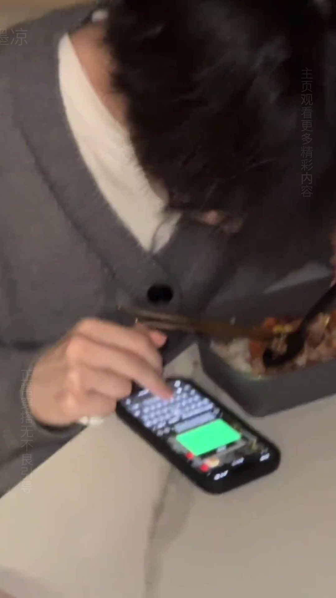 可爱帅气小哥哥!拿网球拍对手机自拍,小奶狗型,姿势超有型