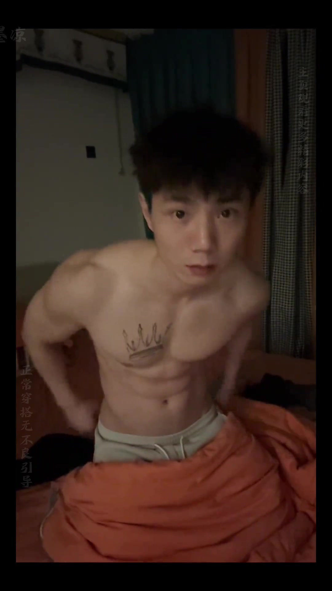 兄弟们按住肌肉男,我来给他放松全身肌肉