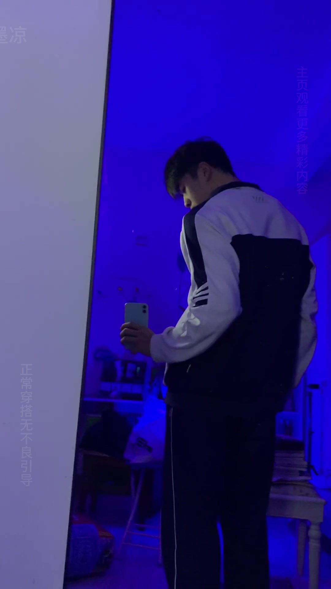 穿黑背心迷彩裤的肌肉小奶狗玩自拍,这身材和表情,可爱又显诱惑