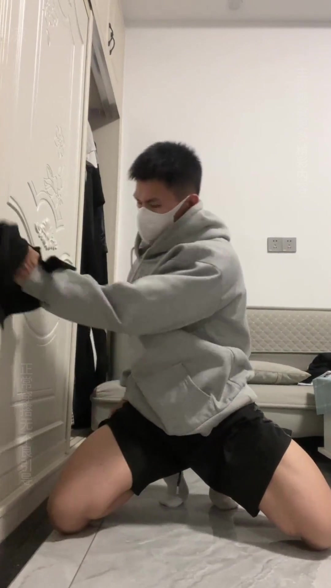 兄弟们按住肌肉男,我来给他放松全身肌肉