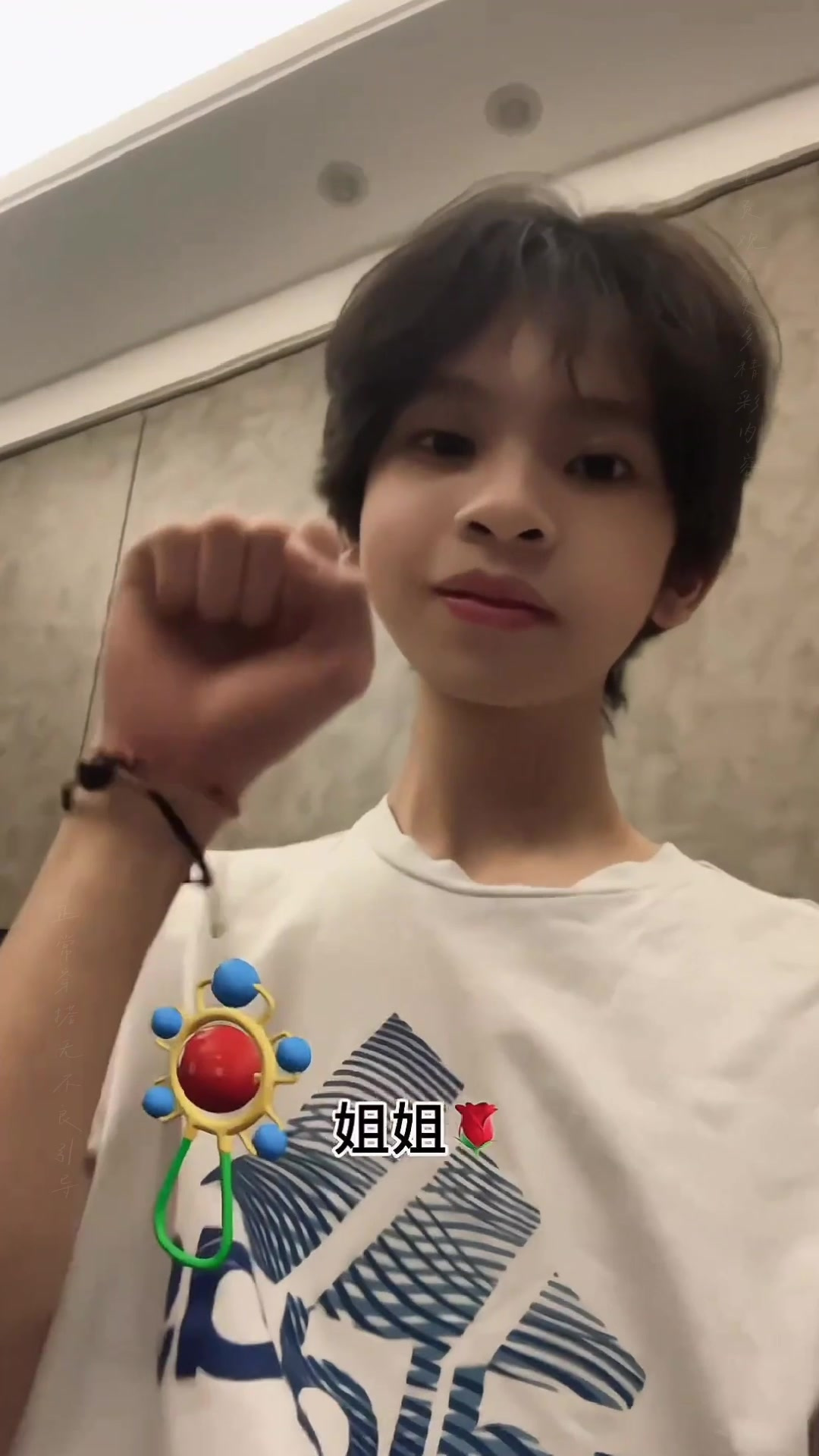 哇哦!泳池穿三角裤肌肉型男,有纹身加持,这阳刚帅哥是你的菜不