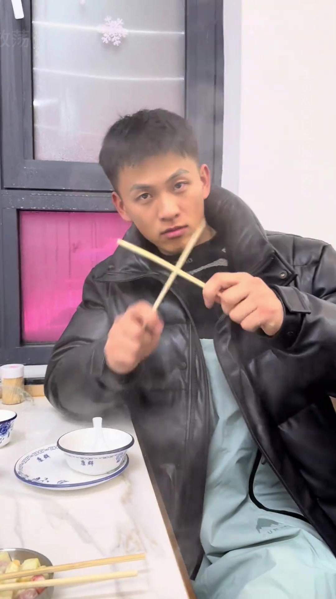 哇哦!泳池穿三角裤肌肉型男,有纹身加持,这阳刚帅哥是你的菜不
