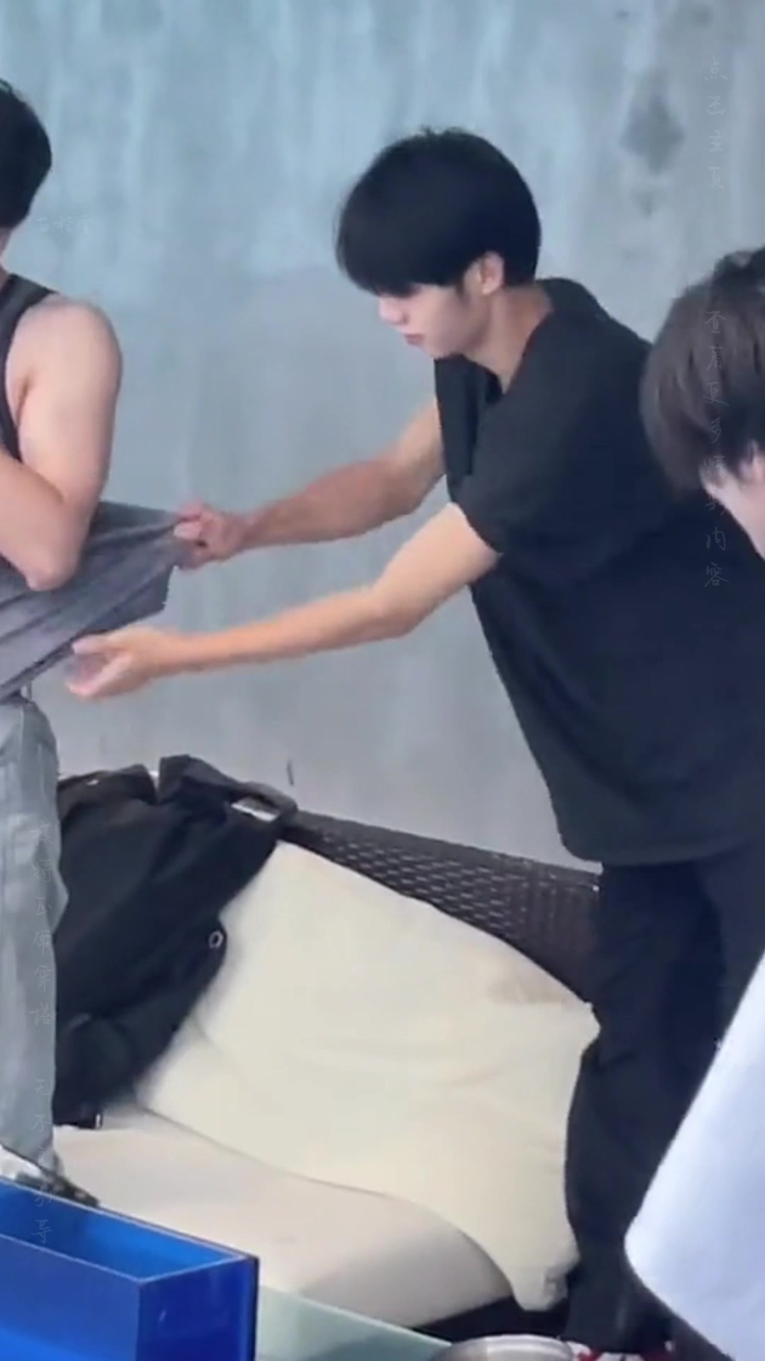 打耳钉哥哥秀肌肉,寸头型男魅力足,这样的老公安全感满满有木有