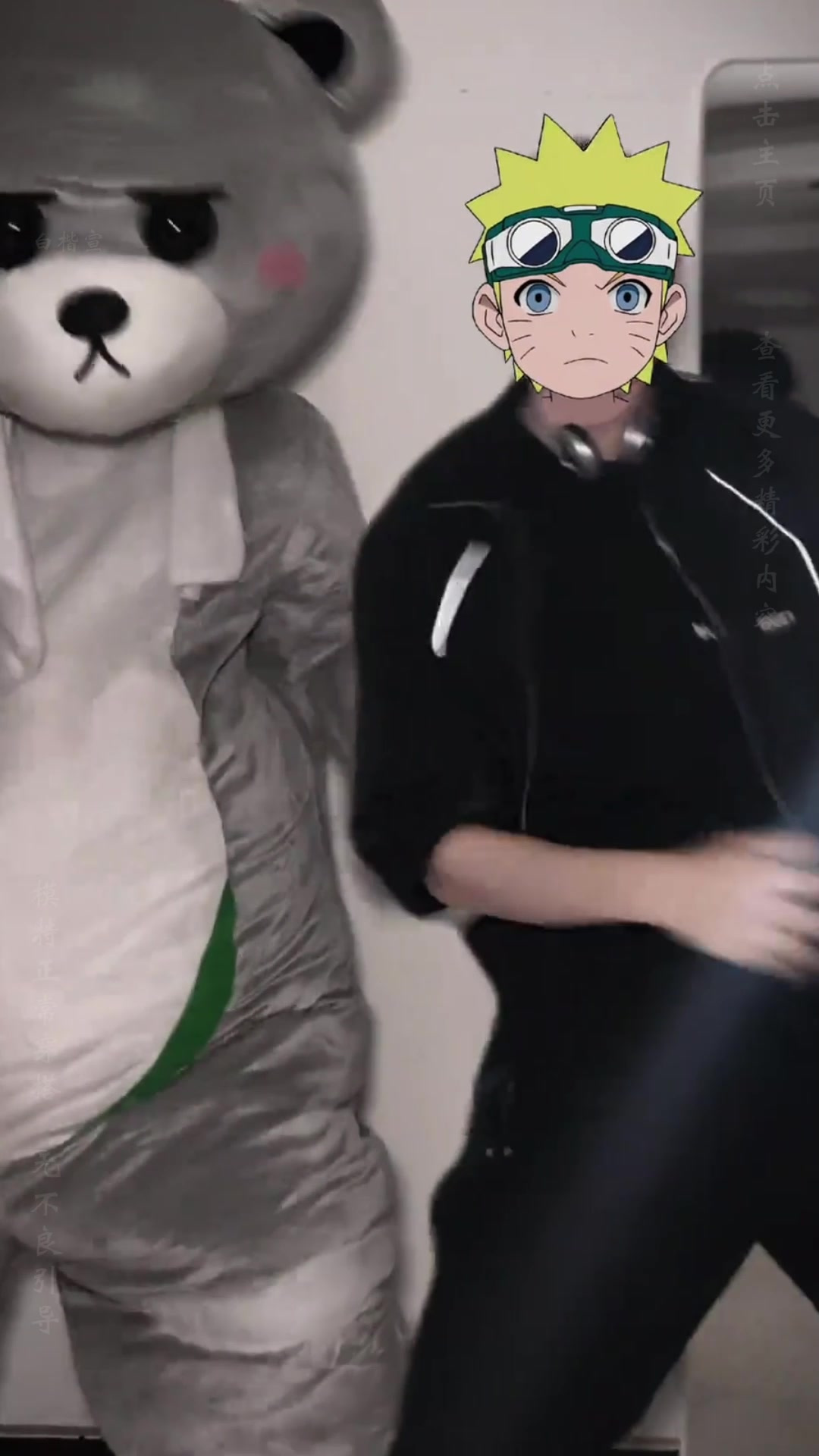 穿黑背心迷彩裤的肌肉小奶狗玩自拍,这身材和表情,可爱又显诱惑