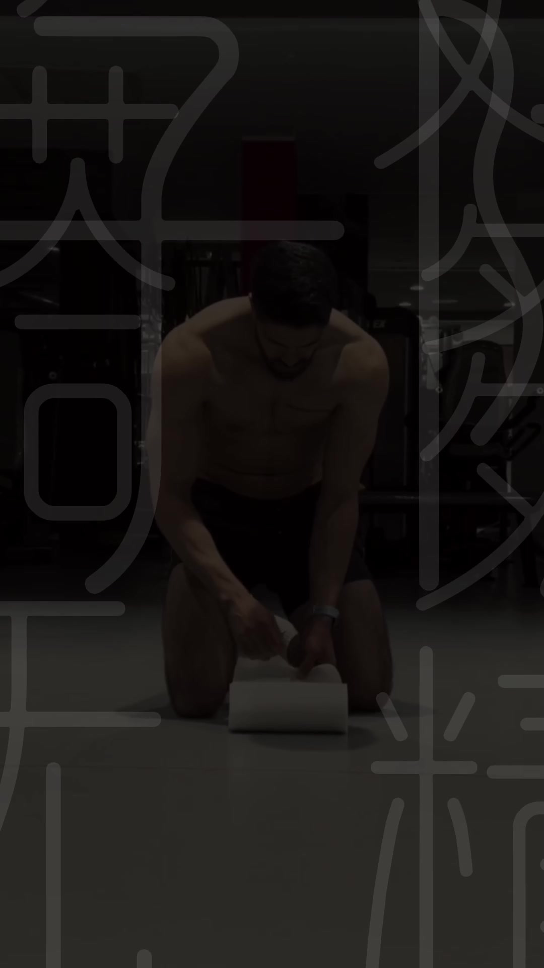 见到镜子就想自拍的肌肉大男孩,一身腱子肉充满自信,人鱼线好酷