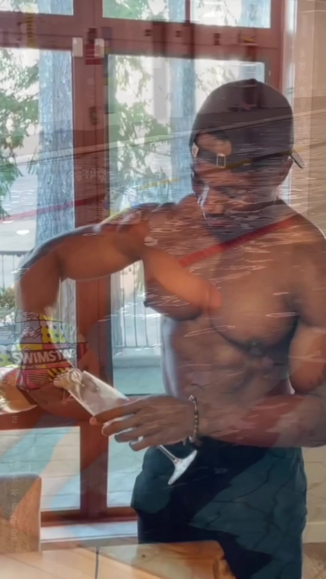 满身精肌的体育生,见到镜子就想自拍,人鱼线漂亮如雕刻,帅气!