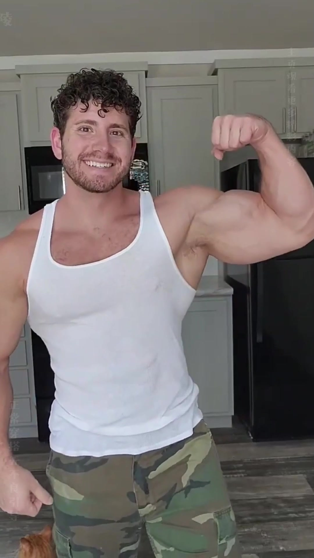 打耳钉哥哥秀肌肉,寸头型男魅力足,这样的老公安全感满满有木有