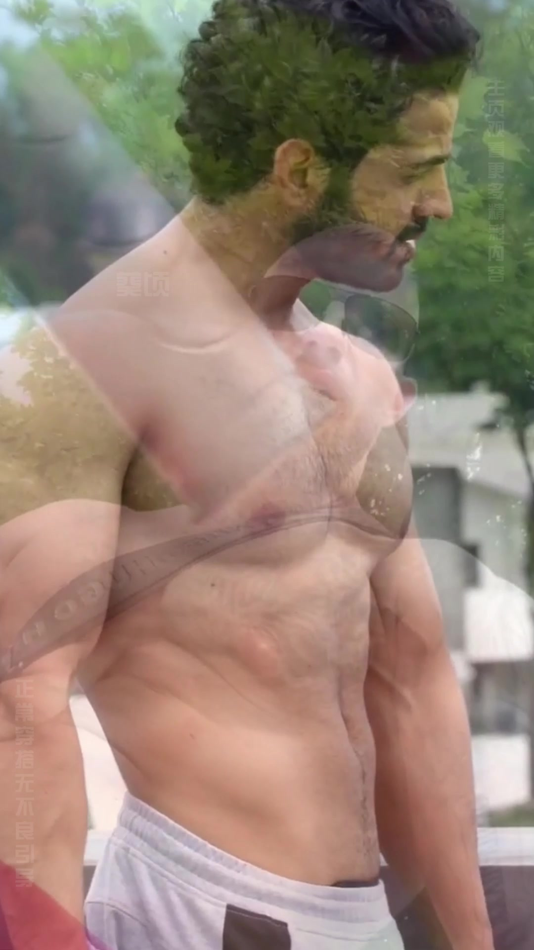 肌肉大男孩锻造小腹肌,棱角分明像极了搓衣板,一看就耐力十足!