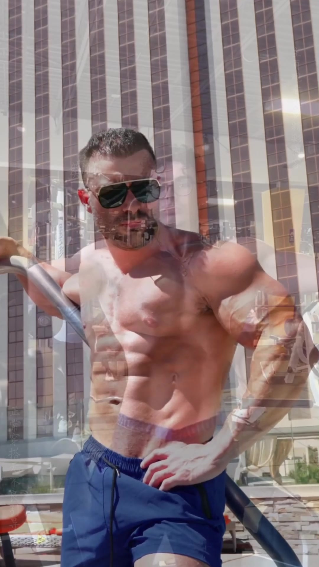 不得不承认,肌肉小哥哥的公狗腰太棒了,负重训练耐力十足!