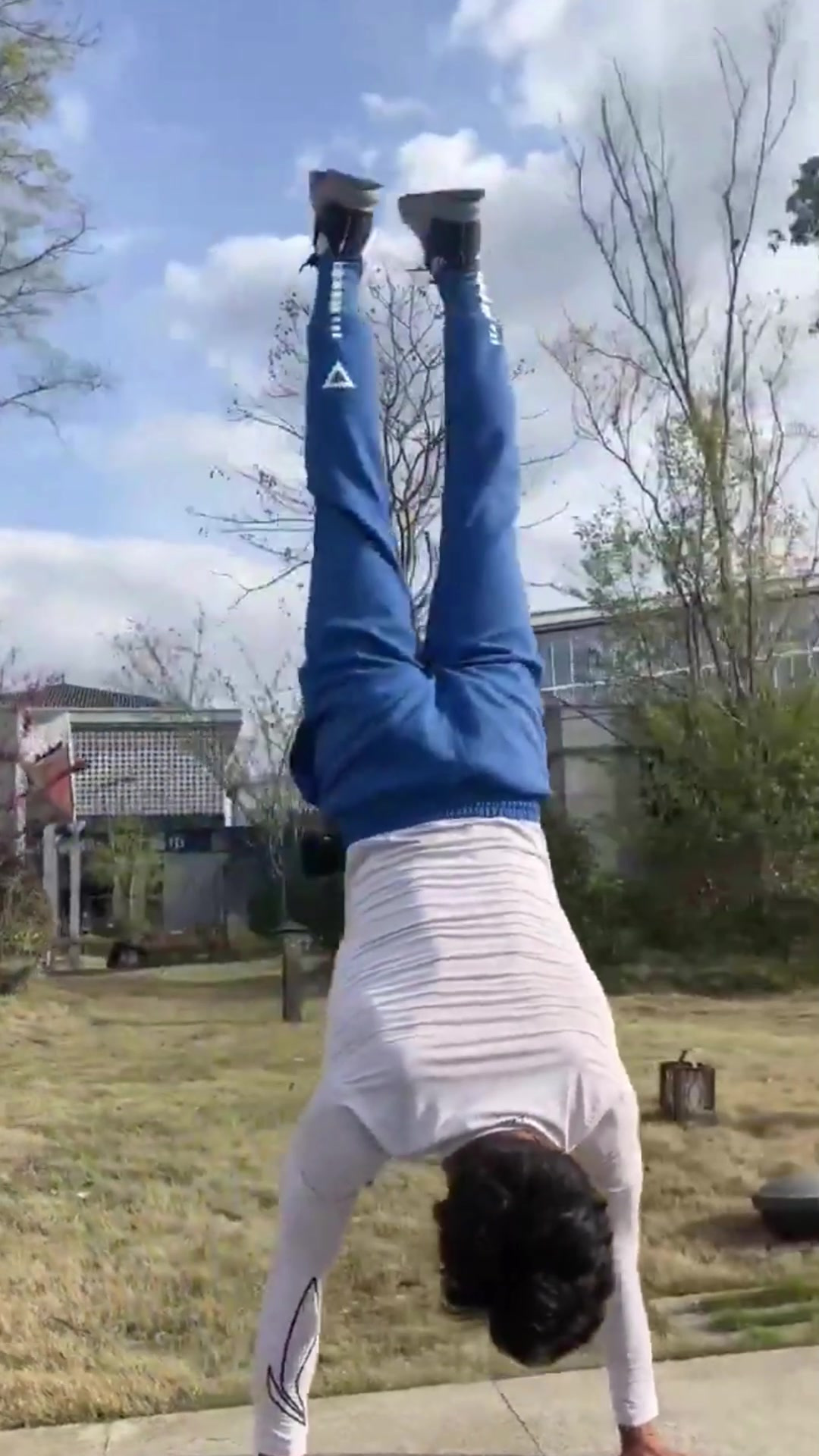 肌肉猛男绳索夹胸训练,流汗的肌肉太猛了