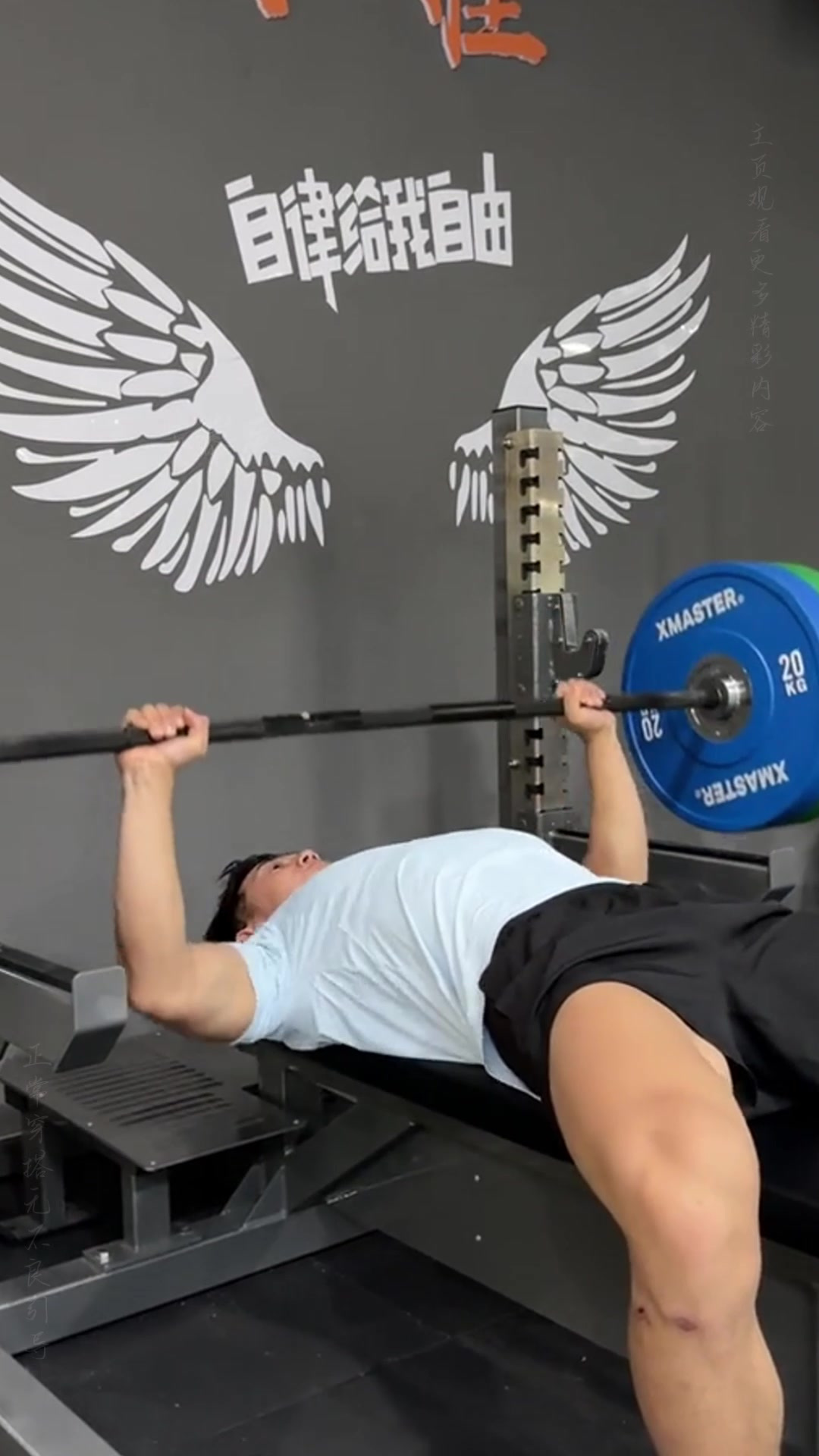 如此强壮的肌肉蝙蝠侠训练的姿势太帅了,你要坐上去吗