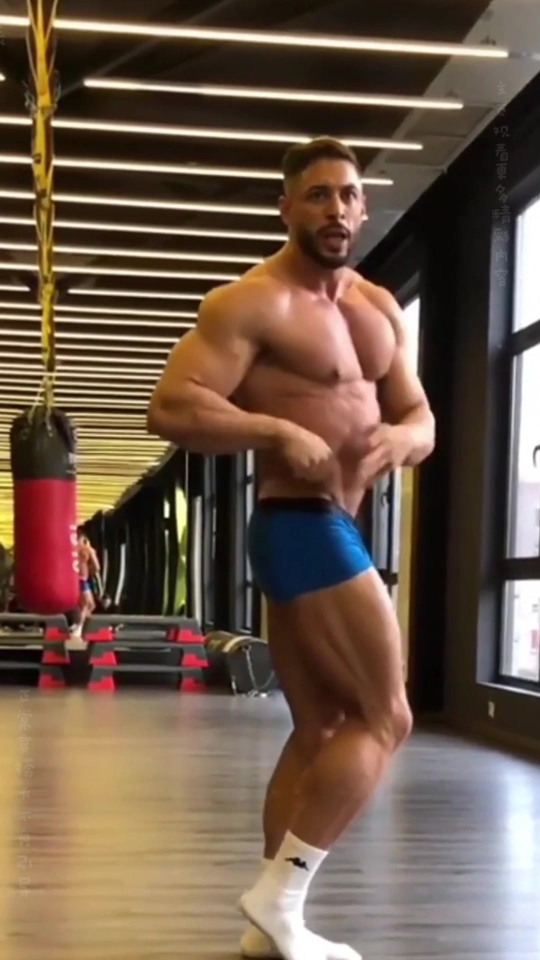 哇哦!泳池穿三角裤肌肉型男,有纹身加持,这阳刚帅哥是你的菜不